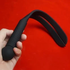 Chicote Naja dobrado mostrando a flexibilidade do silicone