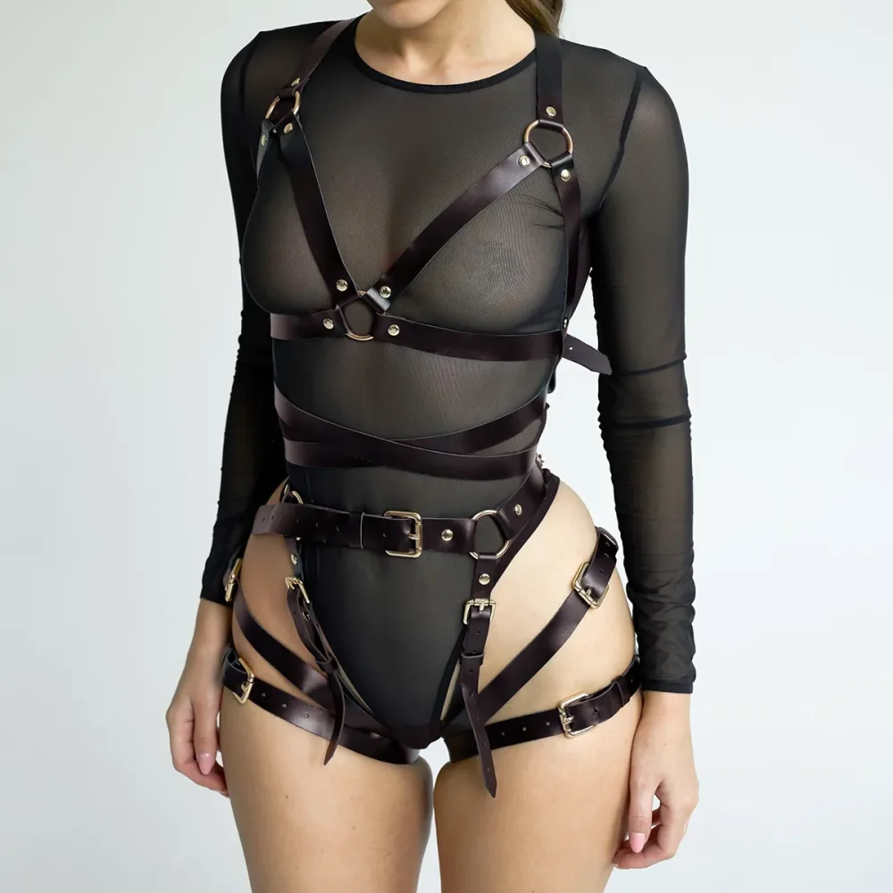 Harness Soberana vestido sobre lingerie, vista frontal