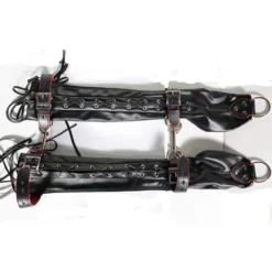 Par de manoplas de bondage em couro PU preto com viés vermelho e mão fechada