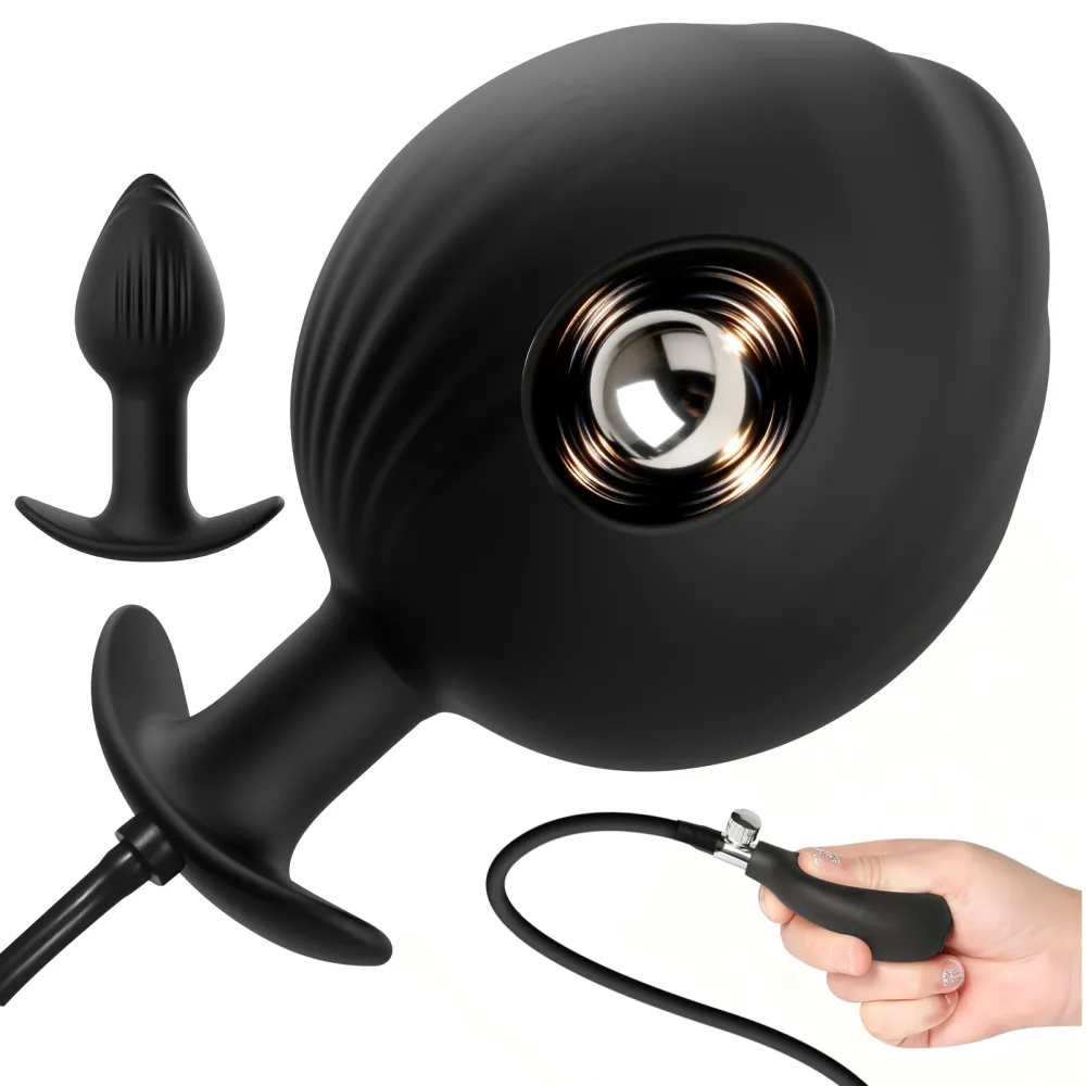 Detalhe da esfera de metal solta dentro do bulbo do plug anal inflável, com a bomba de pera na mão