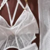 Detalhe da malha transparente e da etiqueta de tamanho do conjunto Prisioneira
