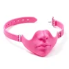 Máscara facial rígida na cor rosa vibrante com tira ajustável