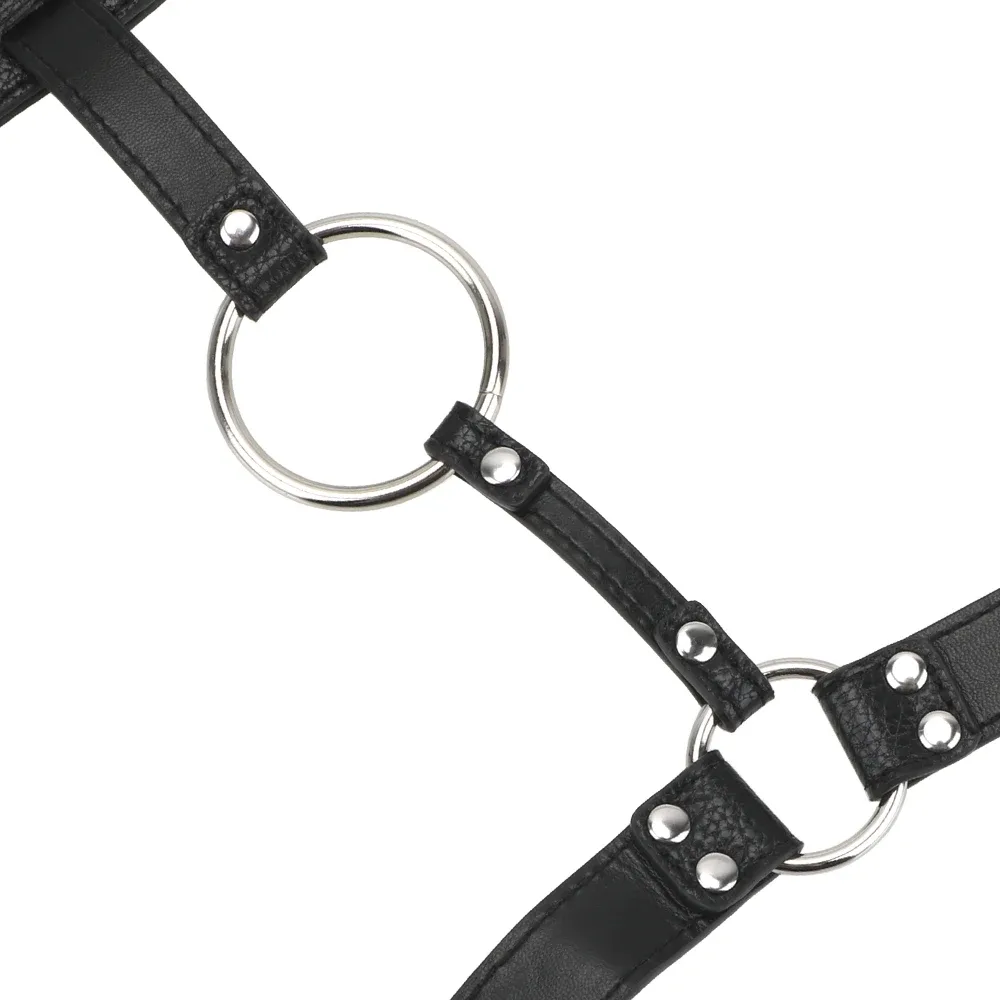 Detalhe da argola O-ring presa por fivela de metal na correia de couro