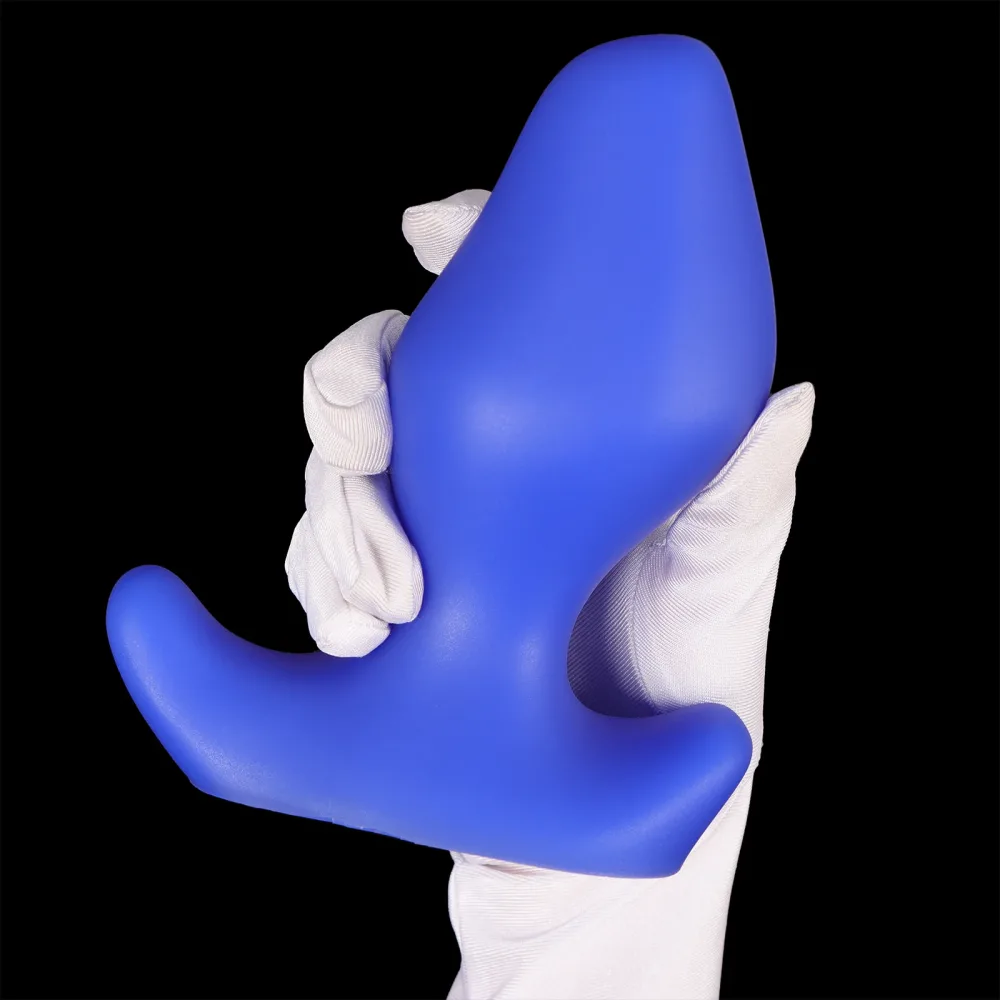 Plug anal azul Blue Warden na mão em escala real