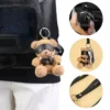 Detalhes do chaveiro BDSM: argola de mola, alça com botão de pressão e uso na mochila