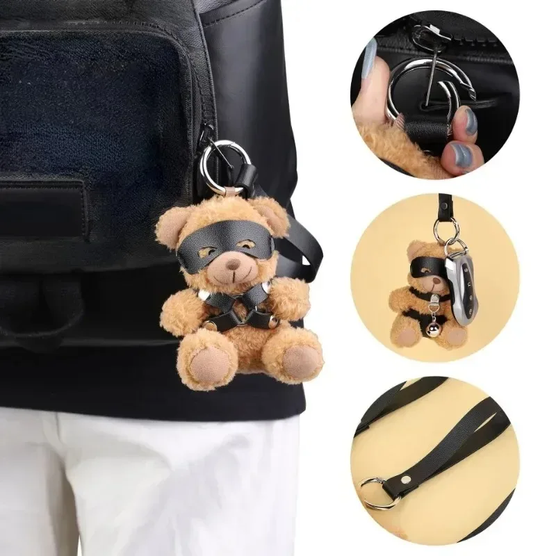 Detalhes do chaveiro BDSM: argola de mola, alça com botão de pressão e uso na mochila