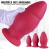 Crimson Throne segurado com luva para mostrar o tamanho real do plug