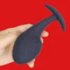 Plug anal Daily Duty na mão mostrando a cabeça em gota e a base em T