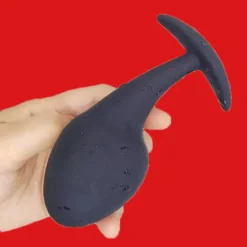 Plug anal Daily Duty na mão mostrando a cabeça em gota e a base em T