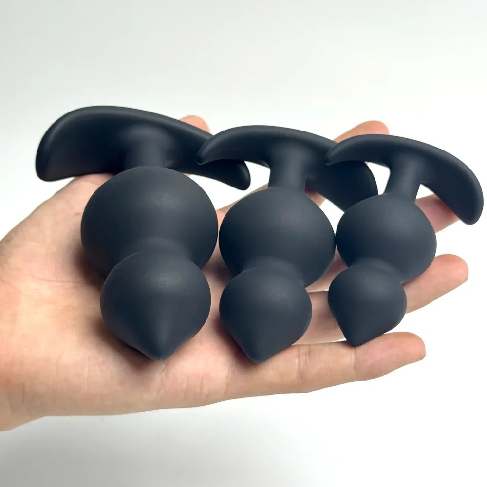 Comparação dos três tamanhos do plug Discipline Pearls na mão