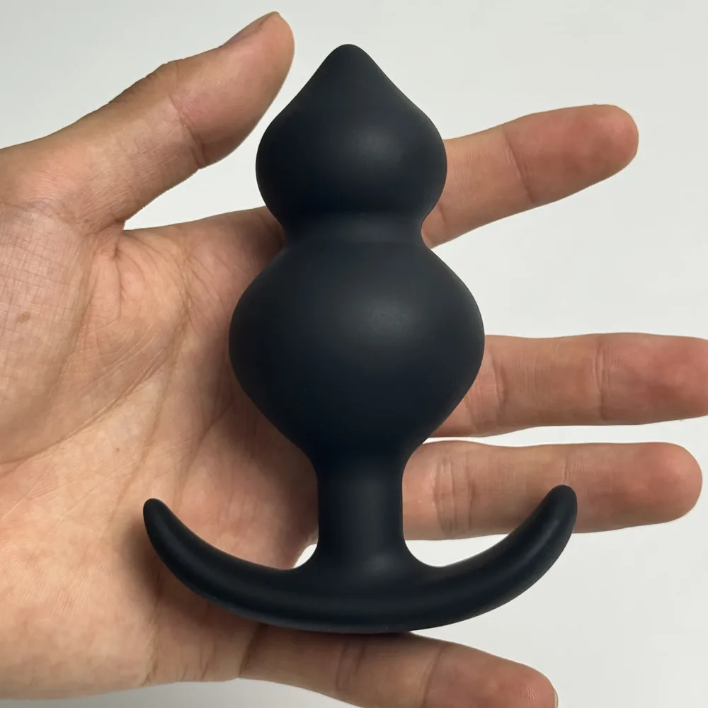 Plug anal Discipline Pearls na mão em escala real