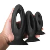 Plug anal oco Keyhole em silicone preto nos tamanhos P, M e G na mão