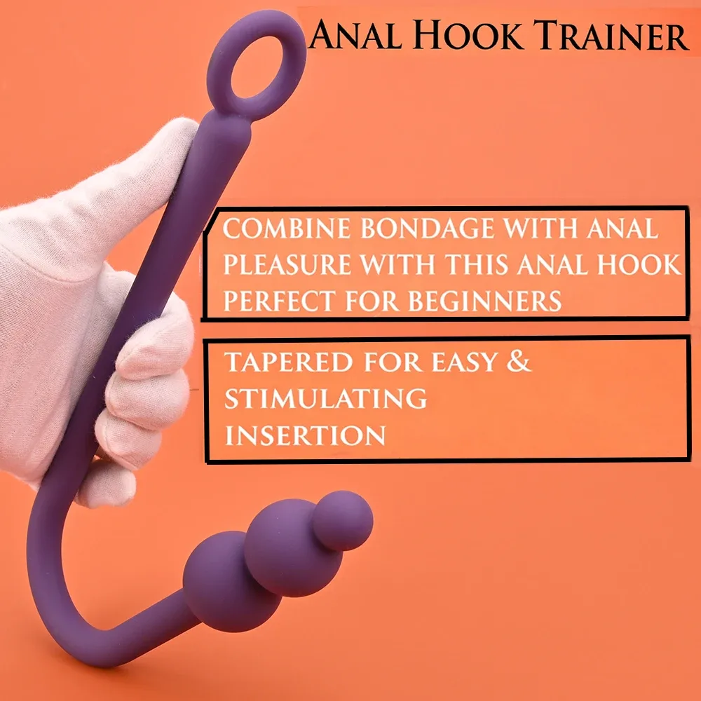 Anal hook bondage: gancho anal na mão mostrando a curva em U