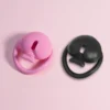Gaiola de castidade plana com naipe de espadas e relevo BBC, nas cores rosa e preta