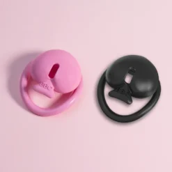 Gaiola de castidade plana com naipe de espadas e relevo BBC, nas cores rosa e preta