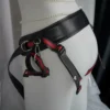 Strapon harness Imperatriz preto com vermelho de costas com apoio lombar