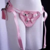 Strapon harness Imperatriz rosa de lado mostrando as tiras de perna
