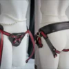 Strapon harness Imperatriz preto com vermelho vestida de frente e de costas