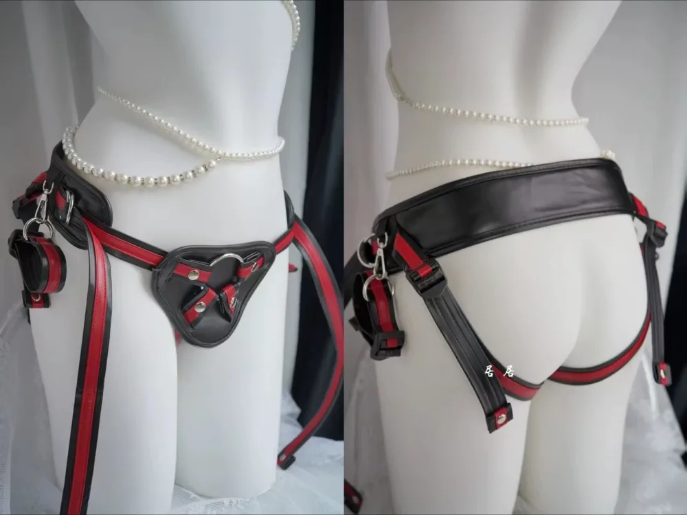 Strapon harness Imperatriz preto com vermelho vestida de frente e de costas