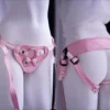 Strapon harness Imperatriz rosa vestida de frente e de costas