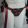 Strapon harness Imperatriz preto com vermelho vista de frente