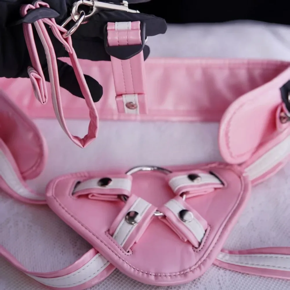 Strapon harness Imperatriz detalhe da placa em coração com O-ring de metal