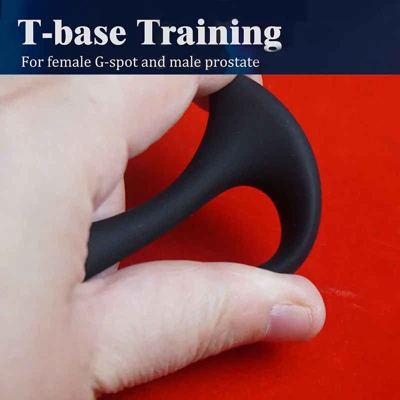 Obedience Plug: base em T flexível do plug sendo dobrada