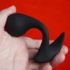 Obedience Plug: plug anal de próstata na mão mostrando a haste curvada