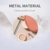O colar vibratório de metal junto de itens de maquiagem numa nécessaire de viagem