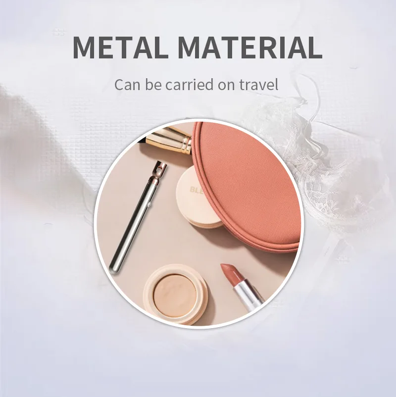 O colar vibratório de metal junto de itens de maquiagem numa nécessaire de viagem