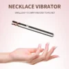O colar vibratório de metal apoiado sobre uma mão, mostrando o tamanho reduzido