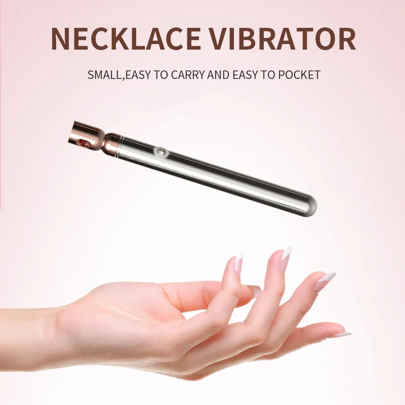 O colar vibratório de metal apoiado sobre uma mão, mostrando o tamanho reduzido