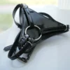 Strapon de verniz preto brilhante com argola de metal