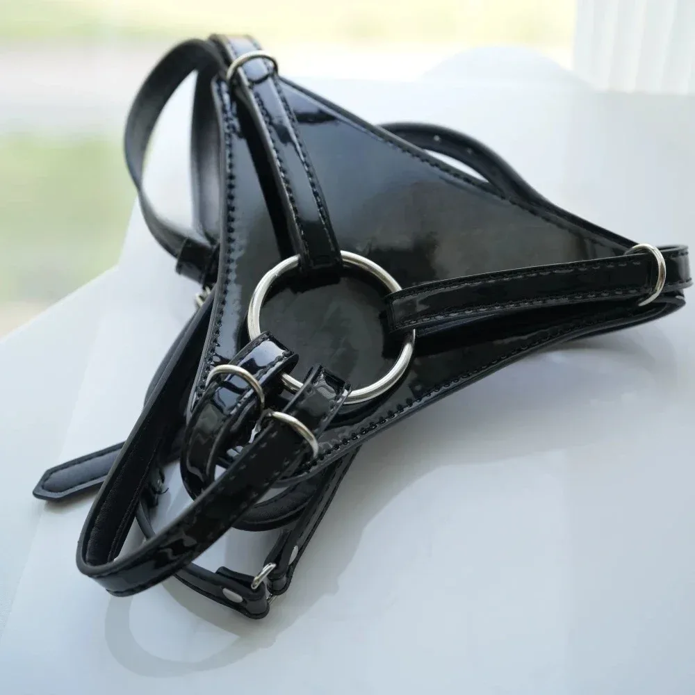 Strapon de verniz preto brilhante com argola de metal