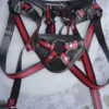 Strapon harness Imperatriz preto com vermelho aberta mostrando todas as tiras