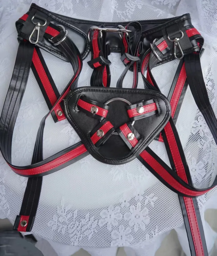 Strapon harness Imperatriz preto com vermelho aberta mostrando todas as tiras