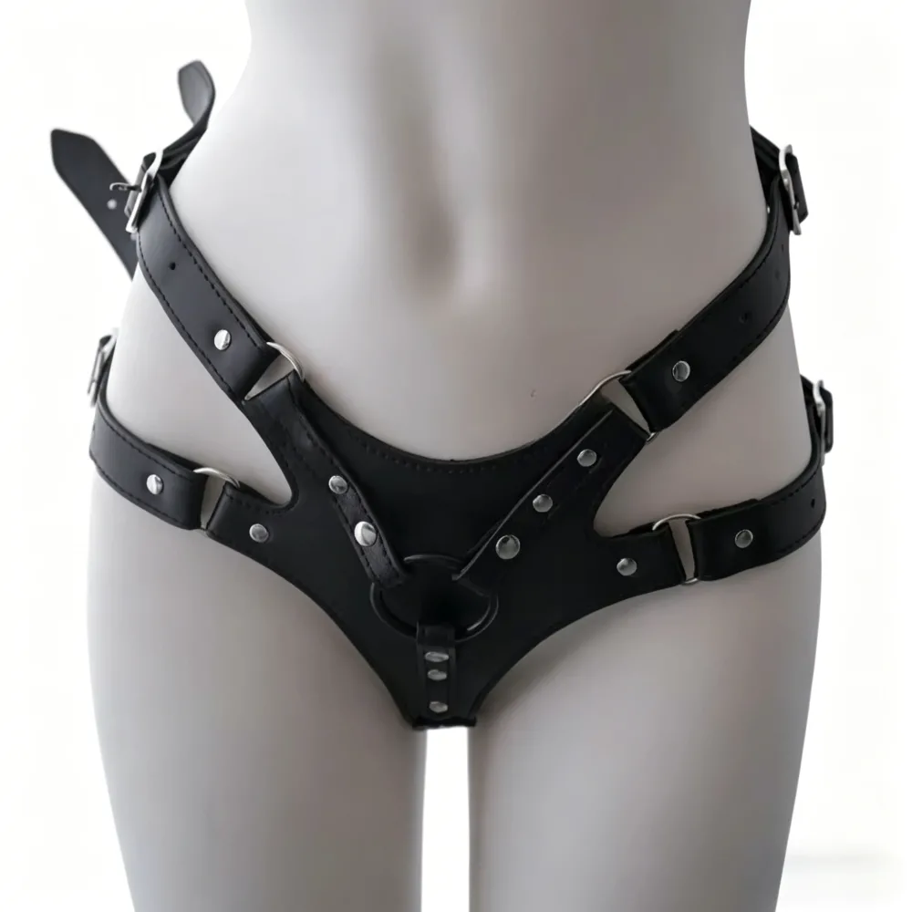 Strapon harness Valquíria de frente com rebites